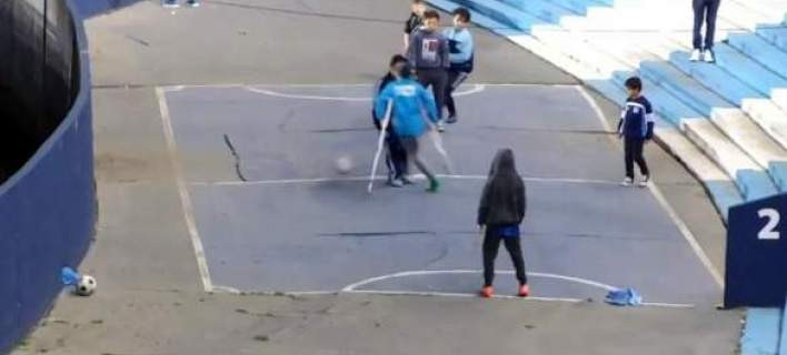 H δύναμη της θέλησης: Αγοράκι σκοράρει με ένα πόδι και πατερίτσα! (βίντεο)